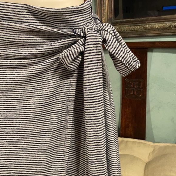 ☀️NWT Gap navy/white stripe wrap skirt - Picture 3 of 8